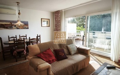 Просторный бунгало с общим бассейном и теннисным кортом, расположенный рядом с гольф-клубом.